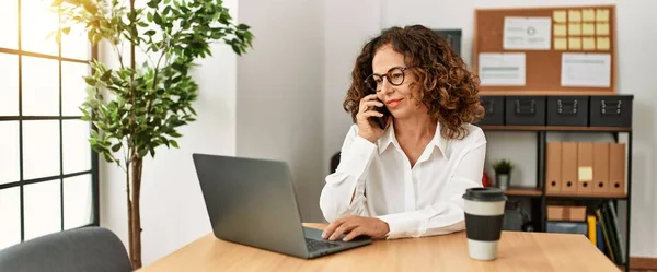 Volwassen Spaanse Vrouw Aan Telefoon Aan Het Praten Kantoor — Stockfoto