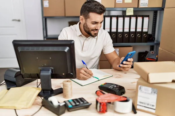 Jovem Hispânico Sorrindo Confiante Usando Smartphone Armazém — Fotografia de Stock