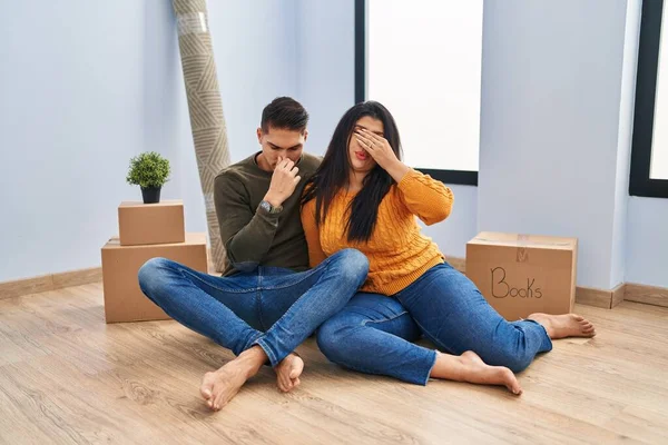 Casal Jovem Sentado Chão Casa Nova Cansado Esfregando Nariz Olhos — Fotografia de Stock