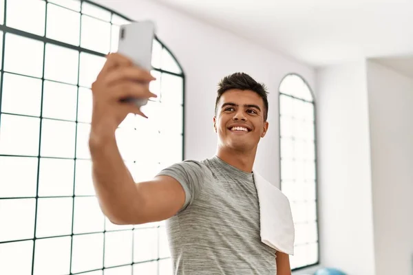 Young Hispanic Man Smiling Confident Make Selfie Smartphone Sport Center — Stockfoto