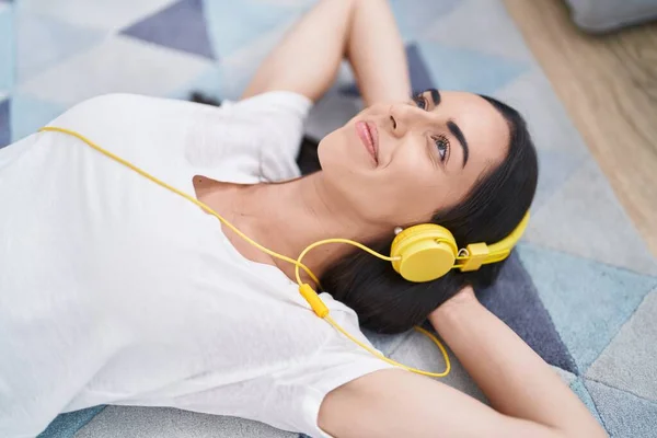 Jeune Femme Hispanique Écoutant Musique Couchée Sur Sol Maison — Photo