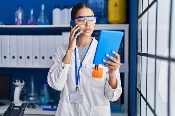 Joven Científica Afroamericana Hablando Teléfono Inteligente Usando Touchpad Laboratorio —  Fotos de Stock