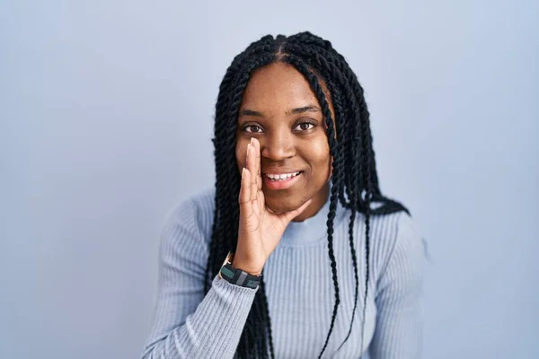 Afrikansk Amerikansk Kvinna Står Över Blå Bakgrund Hand Mun Berättar — Stockfoto