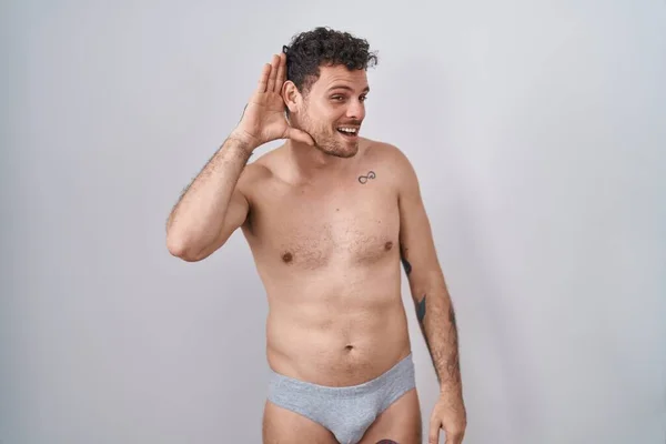 Junger Hispanischer Mann Der Ohne Hemd Unterwäsche Steht Und Lächelnd — Stockfoto