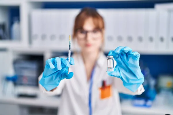 Молода Жінка Вчений Тримає Вакцину Лабораторії — стокове фото