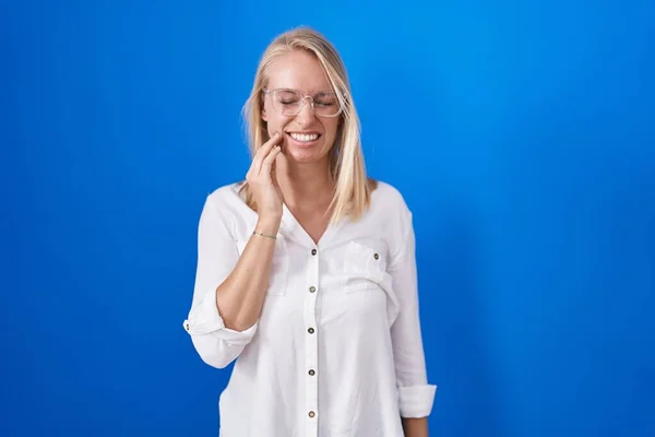 Mulher Branca Jovem Sobre Fundo Azul Tocando Boca Com Mão — Fotografia de Stock