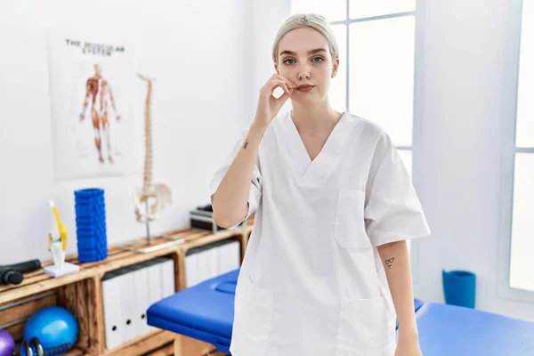 Jonge Blanke Vrouw Die Werkt Bij Pijnbestrijding Kliniek Mond Lippen — Stockfoto