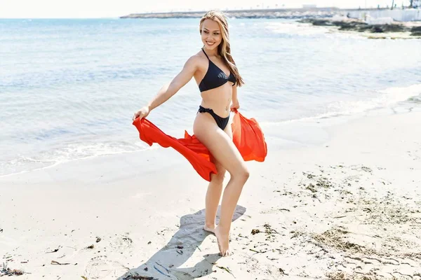 Joven Chica Cubana Sonriendo Feliz Vistiendo Bikini Pie Playa —  Fotos de Stock