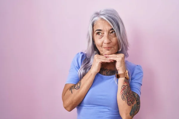 Mulher Meia Idade Com Tatuagens Sobre Fundo Rosa Rindo Nervoso — Fotografia de Stock