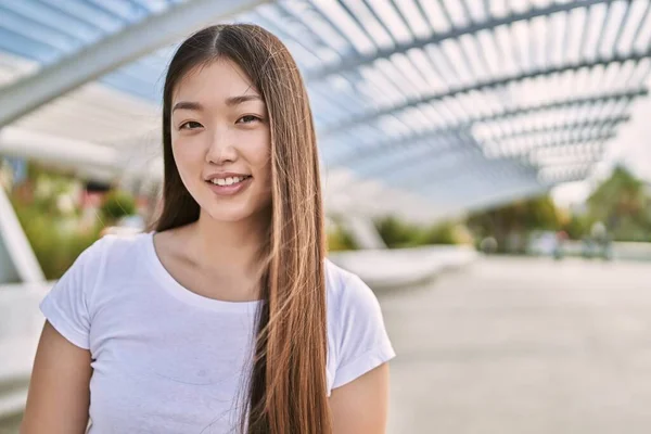 Genç Çinli Kız Gülümseyerek Şehirde Mutlu Mesut Duruyor — Stok fotoğraf