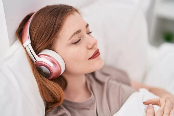 Jeune Rousse Femme Écoutant Musique Détendue Sur Lit Dans Chambre — Photo