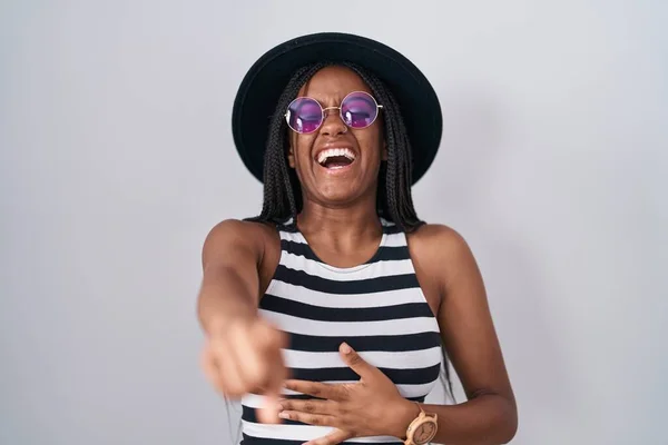 Jeune Afro Américain Avec Des Tresses Portant Chapeau Des Lunettes — Photo