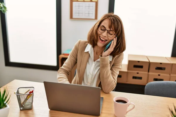 Jonge Kaukasische Zakenvrouw Praten Smartphone Werken Kantoor — Stockfoto