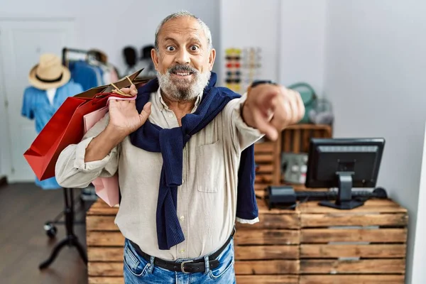 Schöner Älterer Mann Mit Einkaufstaschen Boutique Shop Der Mit Den — Stockfoto