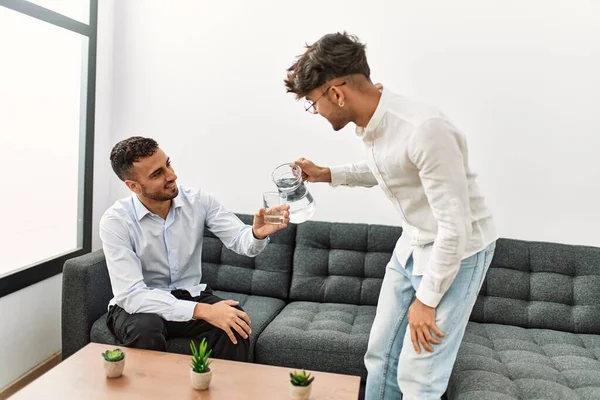 Zwei Hispanische Männer Geschäftsleute Lächeln Zuversichtlich Und Gießen Wasser Ihr — Stockfoto