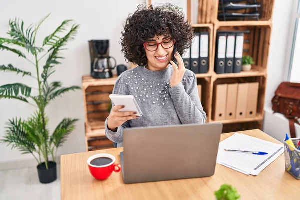 Young Middle East Woman Business Worker Talking Smartphone Reading Notebook — Stockfoto