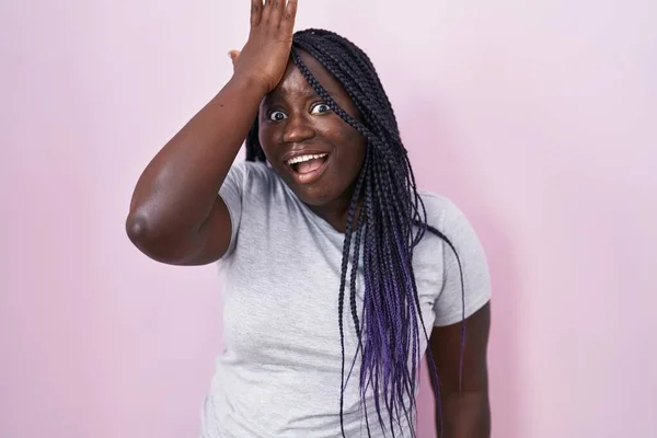 Молодая Африканская Женщина Стоящая Розовом Фоне Удивленная Рукой Голову Ошибкой — стоковое фото