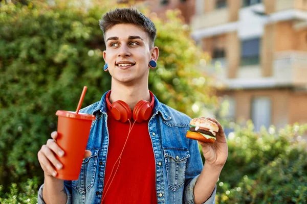 Young Caucasian Guy Eating Burger Soda City — Photo