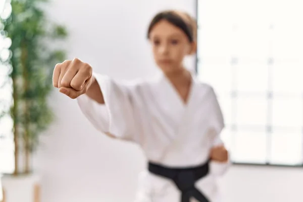 Jeune Fille Hispanique Faisant Des Arts Martiaux Studio Entraînement — Photo