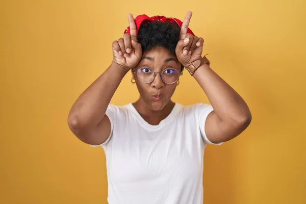 Sarı Arka Planda Dikilen Afro Amerikalı Genç Bir Kadın Parmaklarını — Stok fotoğraf
