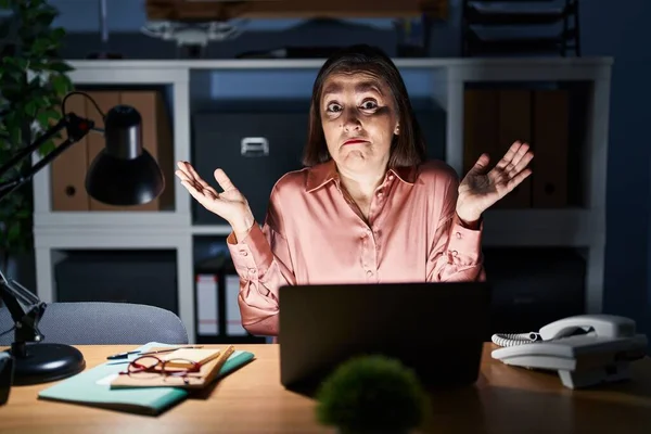 Mujer Hispana Mediana Edad Que Trabaja Usando Computadora Portátil Tarde — Foto de Stock