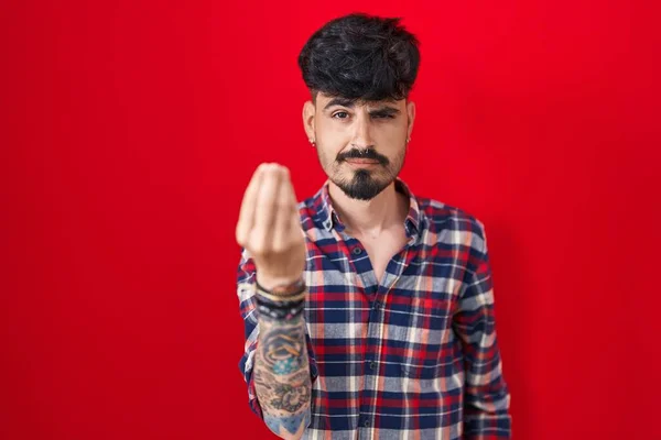 Jovem Hispânico Com Barba Sobre Fundo Vermelho Fazendo Gesto Italiano — Fotografia de Stock