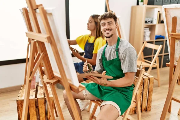 Giovane Coppia Artisti Ispanici Sorridente Disegno Felice Studio Arte — Foto Stock