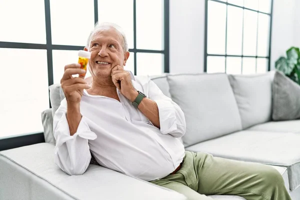 Starší Muž Držící Pilulky Rukou Bradě Přemýšlející Otázce Zamyšleném Výrazu — Stock fotografie
