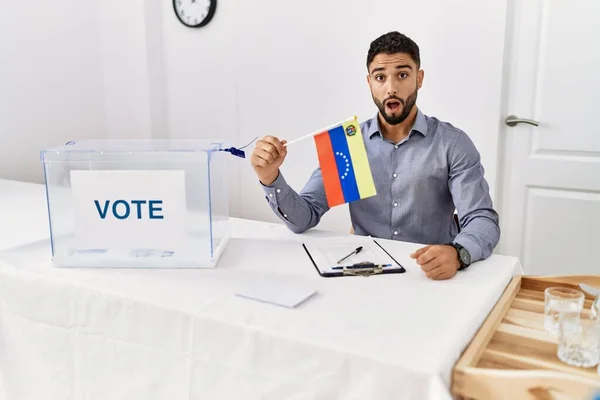 Joven Hombre Guapo Con Barba Las Elecciones Campaña Política Con —  Fotos de Stock