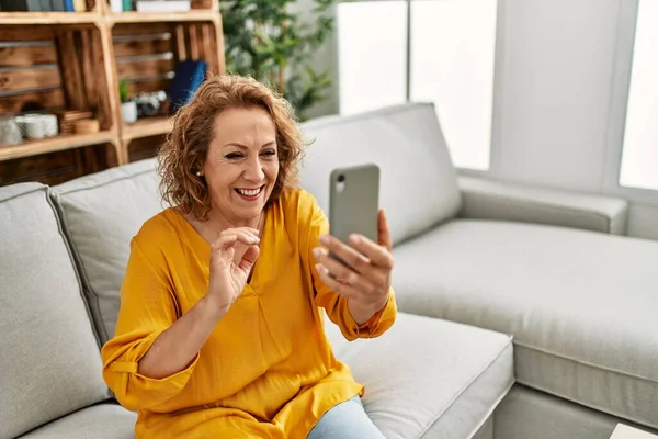 Kaukasische Frau Mittleren Alters Telefoniert Smartphone Hause Auf Dem Sofa — Stockfoto