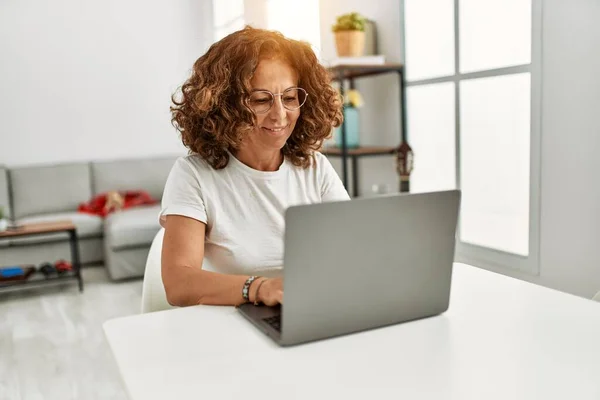 Mulher Hispânica Meia Idade Sorrindo Confiante Usando Laptop Casa — Fotografia de Stock