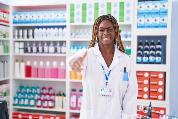 Africano Americano Mulher Farmacêutico Sorrindo Confiante Apertar Mão Farmácia — Fotografia de Stock
