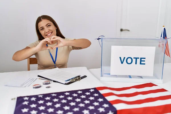Młoda Brunetka Wyborach Politycznych Siedząca Głosowaniu Uśmiechnięta Miłością Symbolem Serca — Zdjęcie stockowe