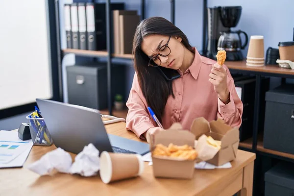 Young Hispanic Woman Business Worker Eating Delivery Food Working Office — Stock Photo, Image