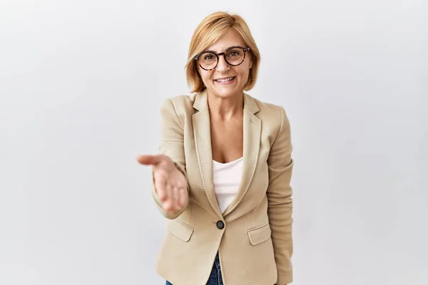 Middelbare Leeftijd Blonde Zakenvrouw Staan Geïsoleerde Achtergrond Glimlachend Vrolijk Aanbieden — Stockfoto