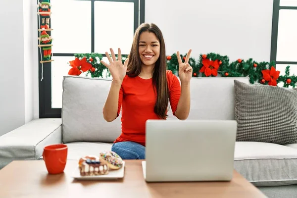 Jovem Morena Usando Laptop Sentado Sofá Natal Mostrando Apontando Para — Fotografia de Stock