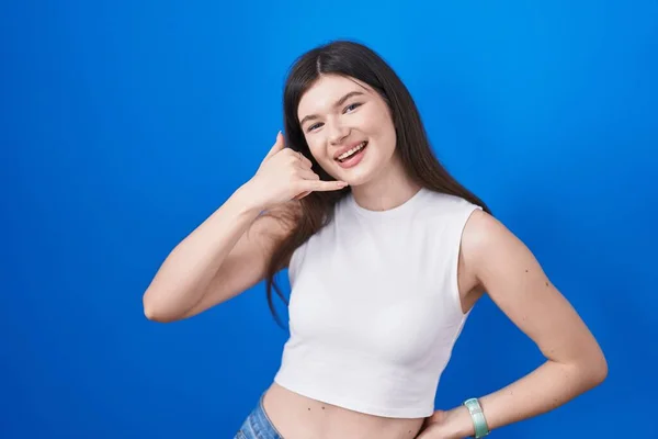 Junge Kaukasische Frau Die Vor Blauem Hintergrund Steht Und Lächelt — Stockfoto