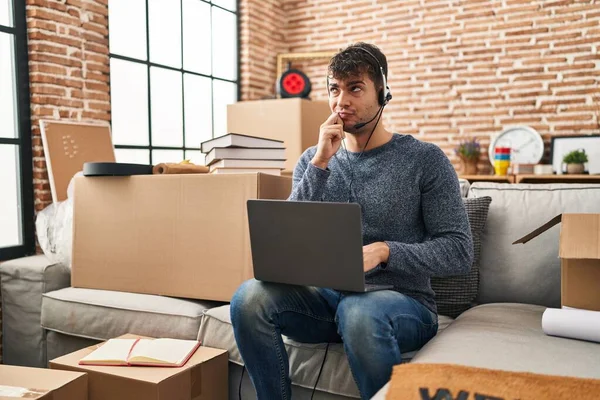 Jovem Hispânico Trabalhando Com Laptop Nova Casa Rosto Sério Pensando — Fotografia de Stock