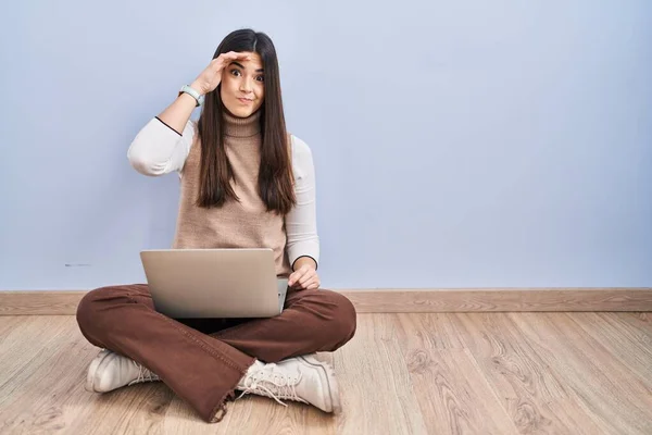 Mujer Morena Joven Trabajando Con Computadora Portátil Sentada Suelo Preocupada —  Fotos de Stock