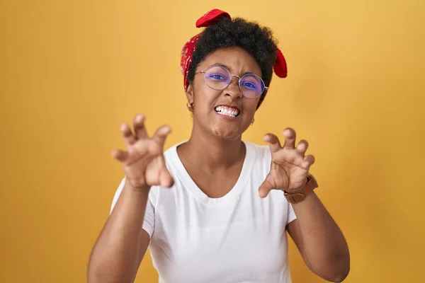 Joven Mujer Afroamericana Pie Sobre Fondo Amarillo Sonriendo Divertido Haciendo —  Fotos de Stock