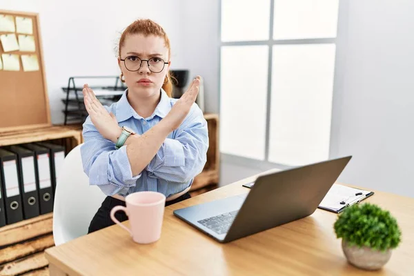 Mujer Pelirroja Joven Que Trabaja Oficina Usando Computadora Portátil Expresión — Foto de Stock