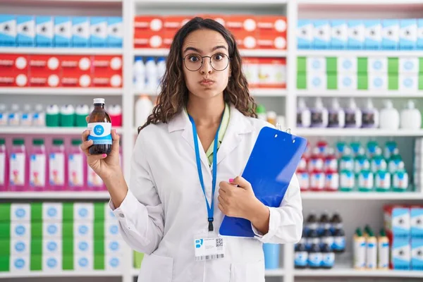 Giovane Donna Ispanica Che Lavora Farmacia Con Guance Gonfie Sciroppo — Foto Stock