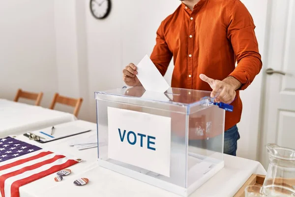 Jovem Hispânico Colocando Voto Caixa Faculdade Eleitoral — Fotografia de Stock