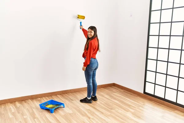 Young Latin Woman Smiling Confident Painting Wall Using Roller Empty — Stock Photo, Image