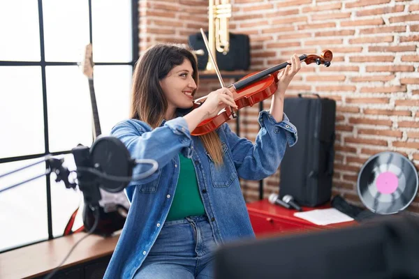 Jonge Spaanse Vrouw Die Viool Speelt Muziekstudio — Stockfoto