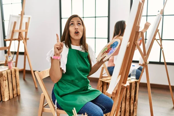 Fiatal Spanyol Művész Nők Festés Vászonra Művészeti Stúdióban Csodálkozva Meglepve — Stock Fotó