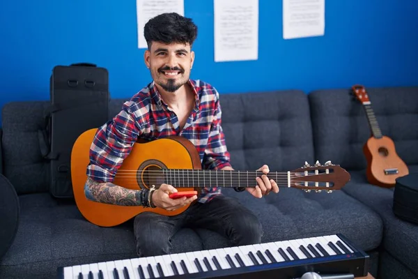 Jovem Artista Hispânico Usando Smartphone Tocando Guitarra Clássica Estúdio Música — Fotografia de Stock