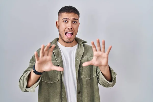 Jonge Spaanse Man Die Een Geïsoleerde Achtergrond Staat Bang Doodsbang — Stockfoto