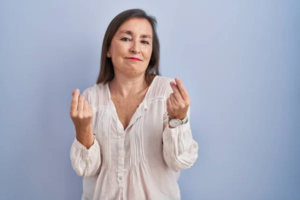 Mujer Hispana Mediana Edad Pie Sobre Fondo Azul Haciendo Gesto — Foto de Stock