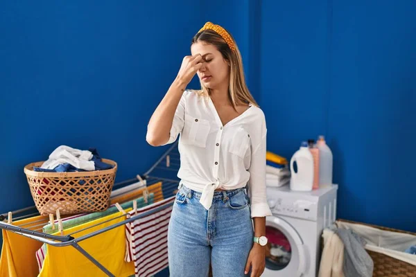 Ung Blond Kvinna Tvättstugan Trött Gnugga Näsa Och Ögon Känsla — Stockfoto